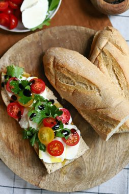 İtalyan ekmeğine mozzarella soslu sandviç.