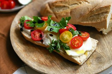 İtalyan ekmeğine mozzarella soslu sandviç.