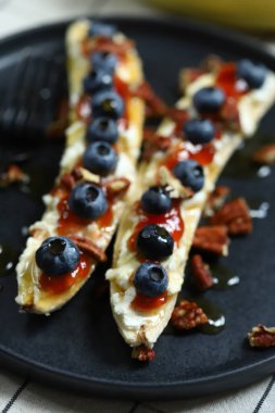 Muz, krem peynir ve yabanmersini..