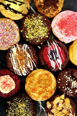 Farklı dolgulu Americano kremalı kurabiyeler.