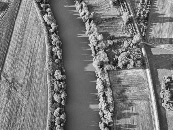 耕作地間のアルノ川の空中風景 — ストック写真