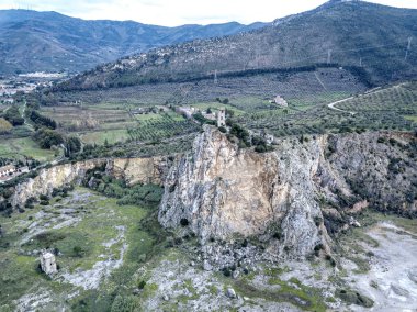 İtalya, Toskana 'da küçük bir tepenin uçurumundaki antik bir kulenin havadan görünüşü.