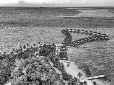 Sudaki bungalovların insansız hava aracı, maldivlerdeki turist köyü..