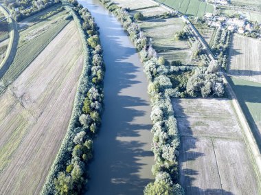 Tarlalar arasında Arno nehrinin havadan görünüşü.