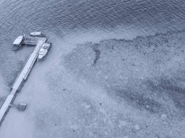 Gemilerin ve resiflerin kenetlenme rıhtımının havadan görüntüsü..