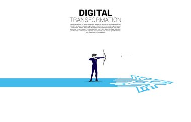 Takım elbiseli bir işadamı okla hedefe doğru giderken nokta-bağlantı hattı devresiyle ateş ediyor. İş dünyasının dijital dönüşümü kavramı.