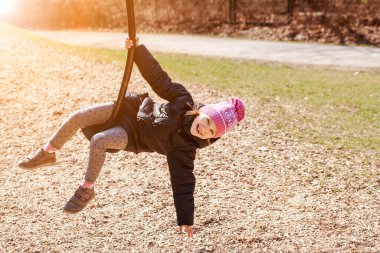 Zip Line 'a gidiyorum. Çocuk Kız Uçan Tilki 'ye biniyor Çocuk Bahçesinde Oyun Aletleri