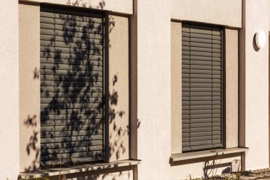 Modern Dış Tasarım Binası 'nın Dış Kapakları. Modern Venedik Windows Facade House 'da