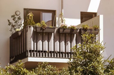 Modern Beyaz Bina 'nın balkonunda. Balkon Bahçesi. Modern Balkon Avrupa Dış Tasarımı.