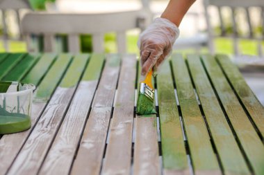 Ahşap mobilya boyama - Bahçe Masası ve Yeşil Sandalye. Yenilenme Geri Dönüşüm Yenileme Bahçesi Ahşap Masası.