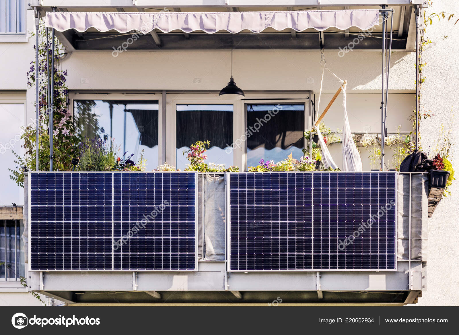 Aurinkopaneeli Modernin Kerrostalon Parvekkeella Moderni Parveke  Aurinkopaneelit Markiisi Puutarha — valokuva © Serdynska #620602934