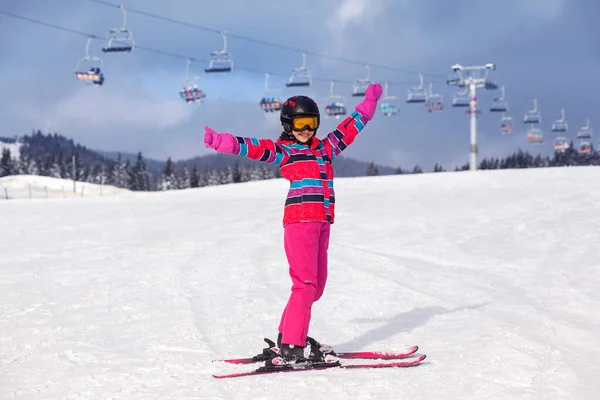 Happy Girl Child Ski Desfrutando Neve Fundo Elevador Esqui Férias — Fotografia de Stock