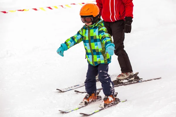 Instructor Esquí Aprendiendo Esquiar Niño Pequeño Escuela Esquí Vacaciones Esquí — Foto de Stock