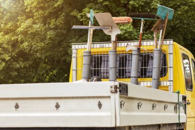 Paspas, süpürge çekmecesi ve tırmıkla sokak temizleme malzemeleri. Belediye Yol Temizleme İşleri konsepti.