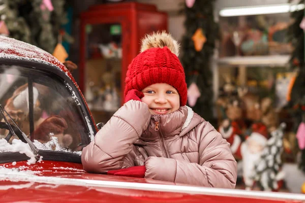 Kerst Kind Meisje Tiener Glimlachen Genieten Van Kerst Winkel Ramen — Stockfoto