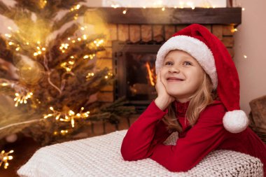 Çocuklar için Mutlu Noeller Tatilleri. Noel Baba 'nın Noel Baba' yı Noel Baba 'nın Atmosferinde Bekleyen Kırmızı Şapkalı Kız Çocuğu. Boşluğu Kopyala