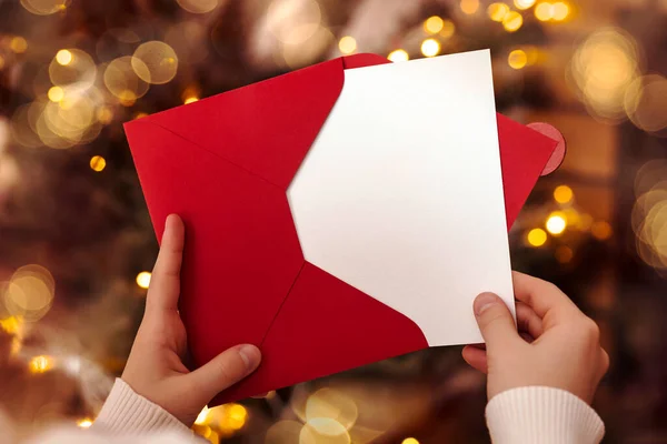 크리스마스 크로프트 페이퍼 Envelope 아름다운 배너가 빛나는 크리스마스 조명에 흉내를 — 스톡 사진