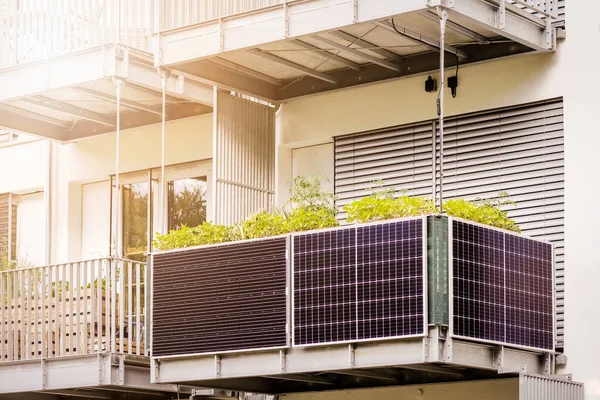 Eco City 'deki Modern Cephe Binası' nın Balkonundaki Güneş Paneli. Daire Binasının Güneş Panelleri Sistem Enerjisi.