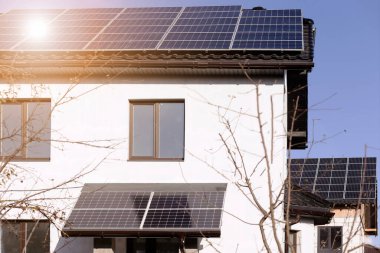 Güneş panelleri, paraşüt örtüsüne ya da Markiz 'e, Özel Ev' in Binası ve Çatısı 'nın ön kapısına kurulmuştur.. 