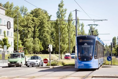 Münih, Bavyera, Almanya - 06.14.2022: Toplu Taşımacılık Sistemi - Tramvay Pisti, Tram Stop, Yol İşareti, Almanya 'da Trafik Işıkları