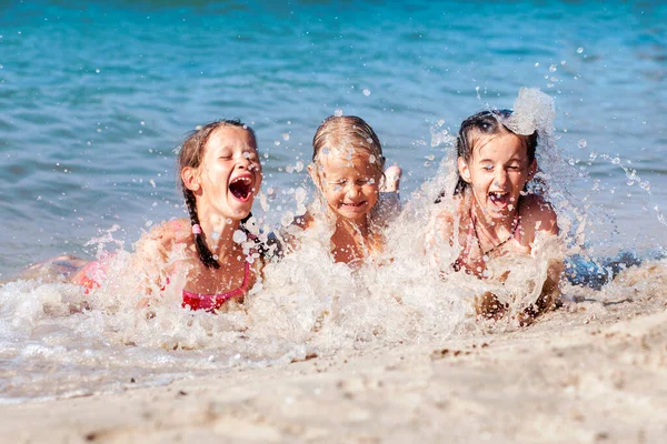Happy Children Bavte Hraní Sea Waves Sandy Beach Vtipné Děti — Stock fotografie