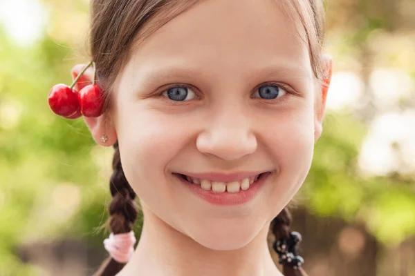 Körsbärsfrukt För Barn Barnflicka Porträtt Med Körsbär Örat Som Örhänge — Stockfoto