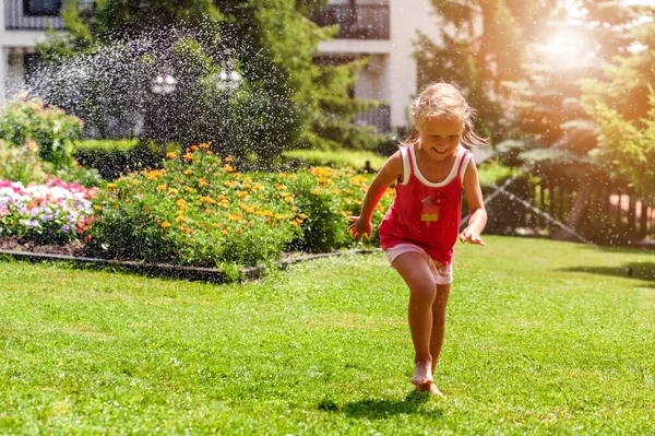 Bavit Water Garden Sprinklers Krásné Zahradě Květinovým Lůžkem Dítě Běhá — Stock fotografie