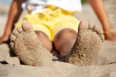 Yalınayak Çıplak Ayaklar ve Deniz Sahilinde Kum. Sandy Beach çocuklar için iyidir. Deniz Çocukları Tatil Konsepti.