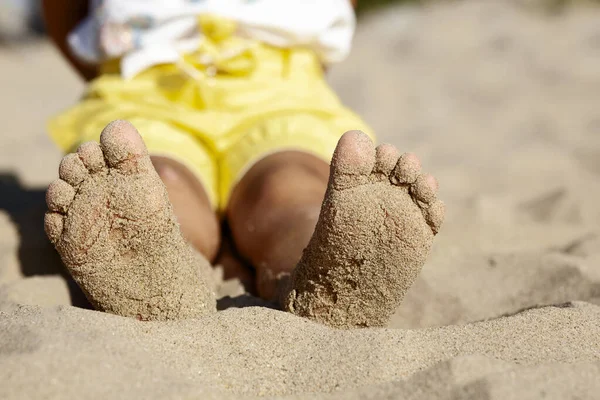 赤脚小子在桑迪海滩阳光海滩的小脚在沙滩上的特写 复制空间 快乐暑假 — 图库照片