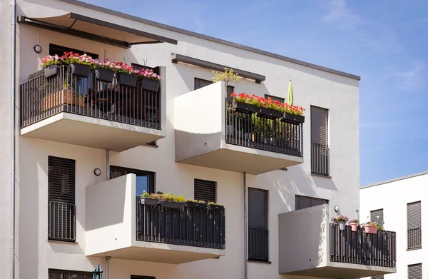Balkon Dekorowanymi Doniczkami Modern Apartment Building Europie Niemcy Osłona Przeciwsłoneczna — Zdjęcie stockowe