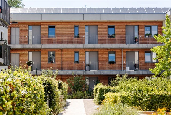 Dom Wielorodzinny Lub Nowoczesny Budynek Mieszkalny Panelem Słonecznym Drewnianą Fasadą — Zdjęcie stockowe