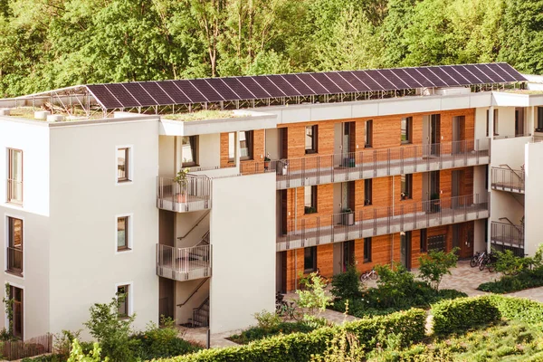 Nowoczesny Dom Mieszkalny Przyjazny Dla Środowiska Dachem Słonecznym Drewnianą Fasadą — Zdjęcie stockowe