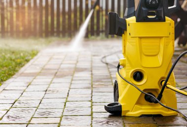 Garden Park 'ta ya da Sokak Temizleme Servisi' nde yüksek basınçlı çamaşır makinesi Karcher ile basınç temizleme.