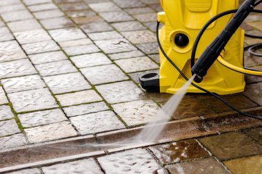 Yüksek Basınçlı Yıkama 'dan gelen su püskürtücüsüyle Pavement Taşları ve Beton Çukuru' nu temizliyorum. Uzayı kopyala Yüksek Basınçlı Temizlik Servisi.