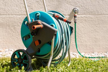 Hose Reel for Watering Connected with Harici Tap Outdoor. Mobil Bahçe Hortumu Su Çimeni veya Çim Bakımı için.
