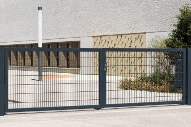Özel okula ya da spor salonuna. Özel Özelliklerin Oyun Alanına Kilitli Kapalı Ön Giriş Kapısı.