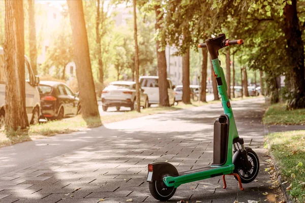 Green City Birçok Arabayla Birlikte Kaldırım Kenarında Kiralık Bir Scooter — Stok fotoğraf