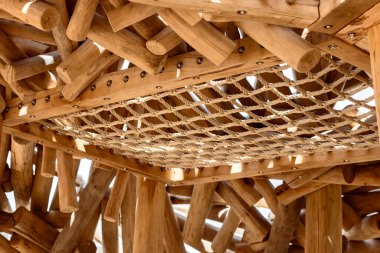 Çevresel Malzemelerden Çağdaş Çocukların Oyun Alanı Halat Ağı. Tahta Ağaç Gövdesi Çevre Oyun Alanı Ağları Tırmanışçıları. 