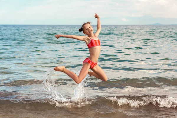 在海滨玩的开心快乐儿童小女孩在阳光海滩游泳跳跃 暑假快乐 — 图库照片