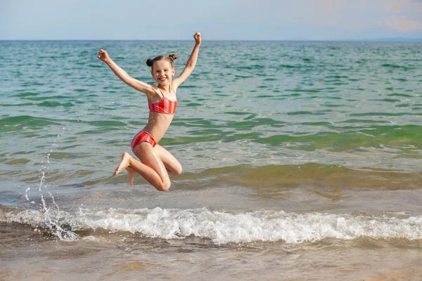 Divertirsi Vacanza Bambini Felice Bambino Che Salta Sulla Spiaggia Sullo — Foto Stock