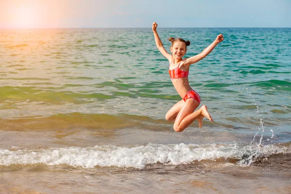 Feliz Natal Verão Saltando Menina Criança Divertindo Fundo Praia Mar — Fotografia de Stock
