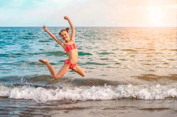 Divertindo Férias Mar Happy Little Girl Kid Saltando Sea Waves — Fotografia de Stock
