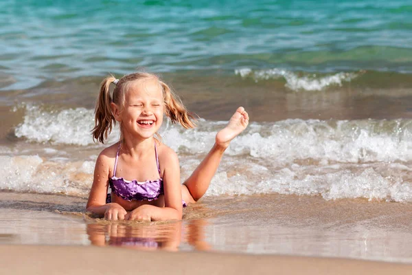 Šťastnou Dovolenou Moře Usmívající Dítě Dívka Hraje Baví Opalování Pláži — Stock fotografie