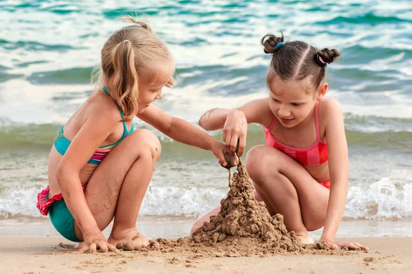 Férias Marítimas Sandy Beach Happy Children Build Sand Castle Wet — Fotografia de Stock