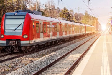  Tren İstasyonundaki Elektrikli Yolcu Treni. Güneş Işıklı Modern Hız Treni Tren Platformu.