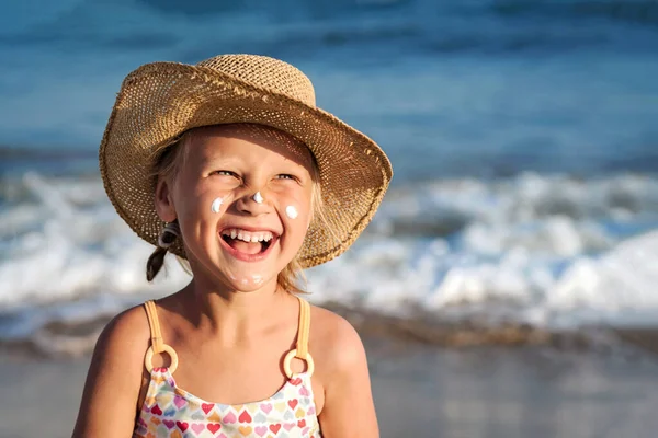 Opalovací Krém Pro Děti Vyčiněná Dívka Dítě Krémem Tváři Usmívající — Stock fotografie