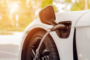 Elektrikli araba şarj istasyonunda. Eko Modern Electro Car ev. Yeşil Araç.
