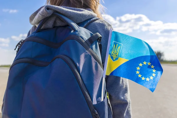 Ukrayna Bayrağı ve Eu Bayrağı Ukrayna Turist Kızı Sırt Çantası 'nda. Ukrayna Avrupa Seyahat Konseptidir.