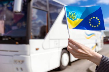 Ukrayna ve AB Turizm Konsepti 'ni gezin. Seyahat Otobüsü Arkaplanında Ukrayna Bayrağı ve Avrupa Birliği Bayrağı Birlikte.