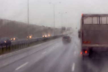 Intercity Road 'da görüş mesafesi zayıf. Otoyol 'da trafik sıkışıklığı ve yağmurlu hava durumu. Mevsimsel kötü yağmurlu hava kazası tehlikesi uyarısı. Araba Sis Işığı. Tehlikeli Sürüş.